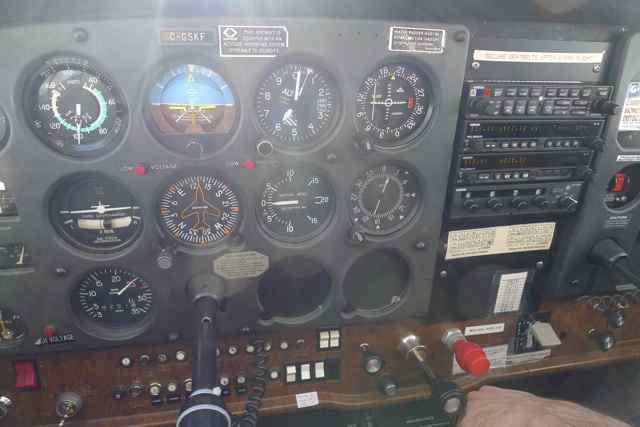 Flight instruments on a Cessna 172